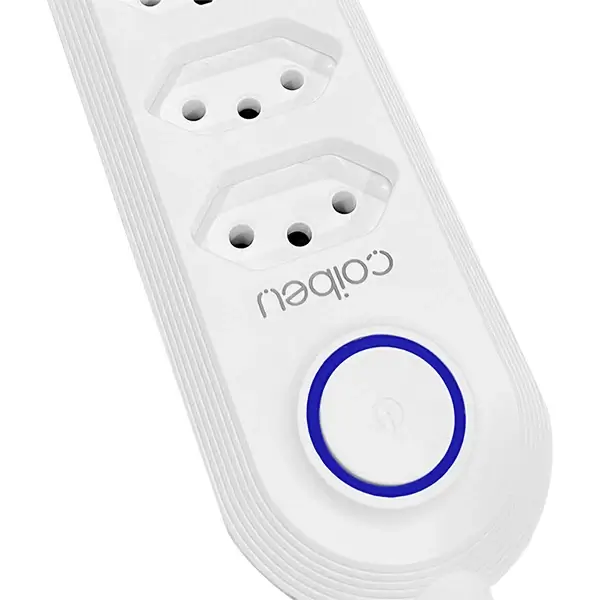 Caixa da extensão elétrica com ilustrações de tomadas e especificações visíveis.