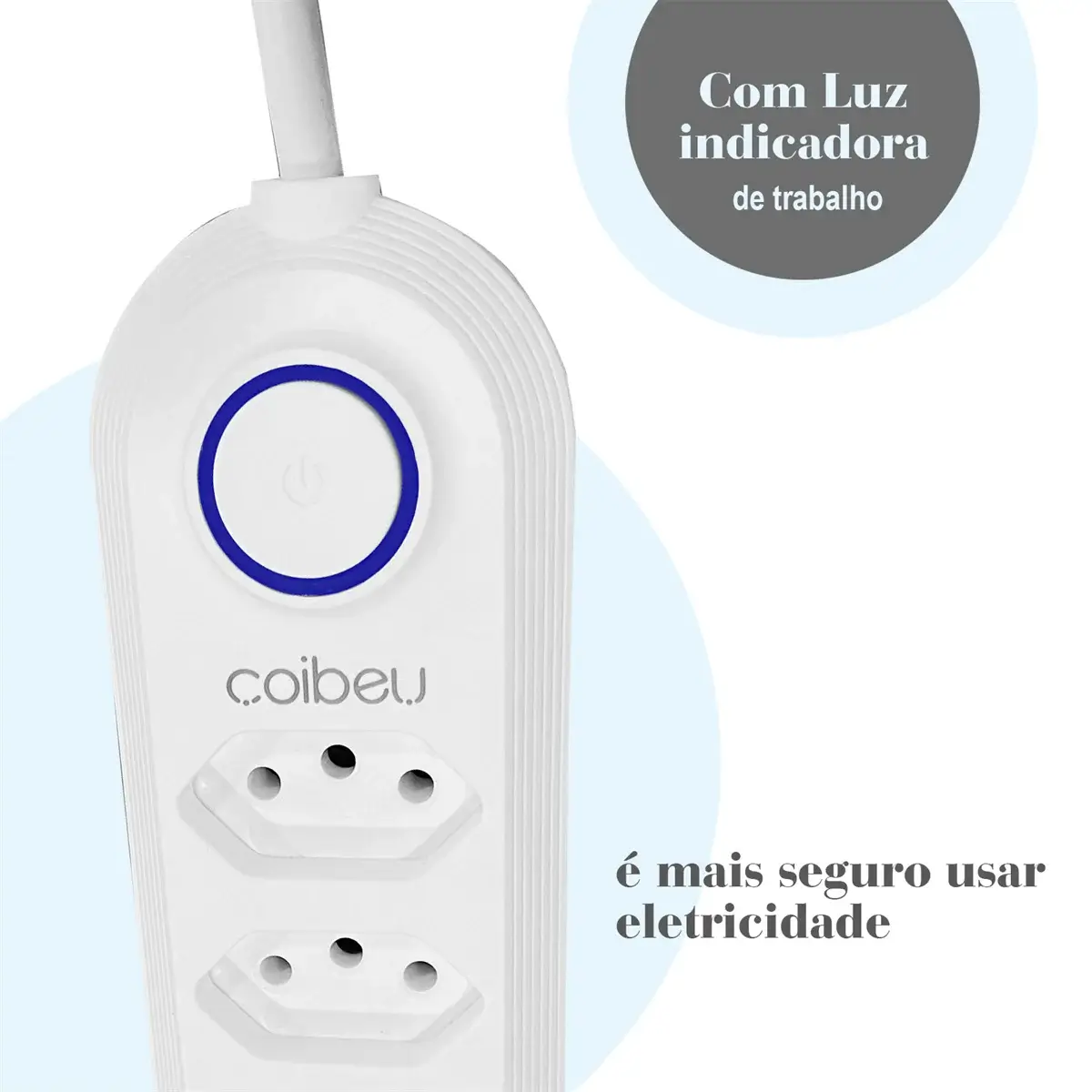 Extensão elétrica com LED indicador aceso em azul, mostrando funcionamento.