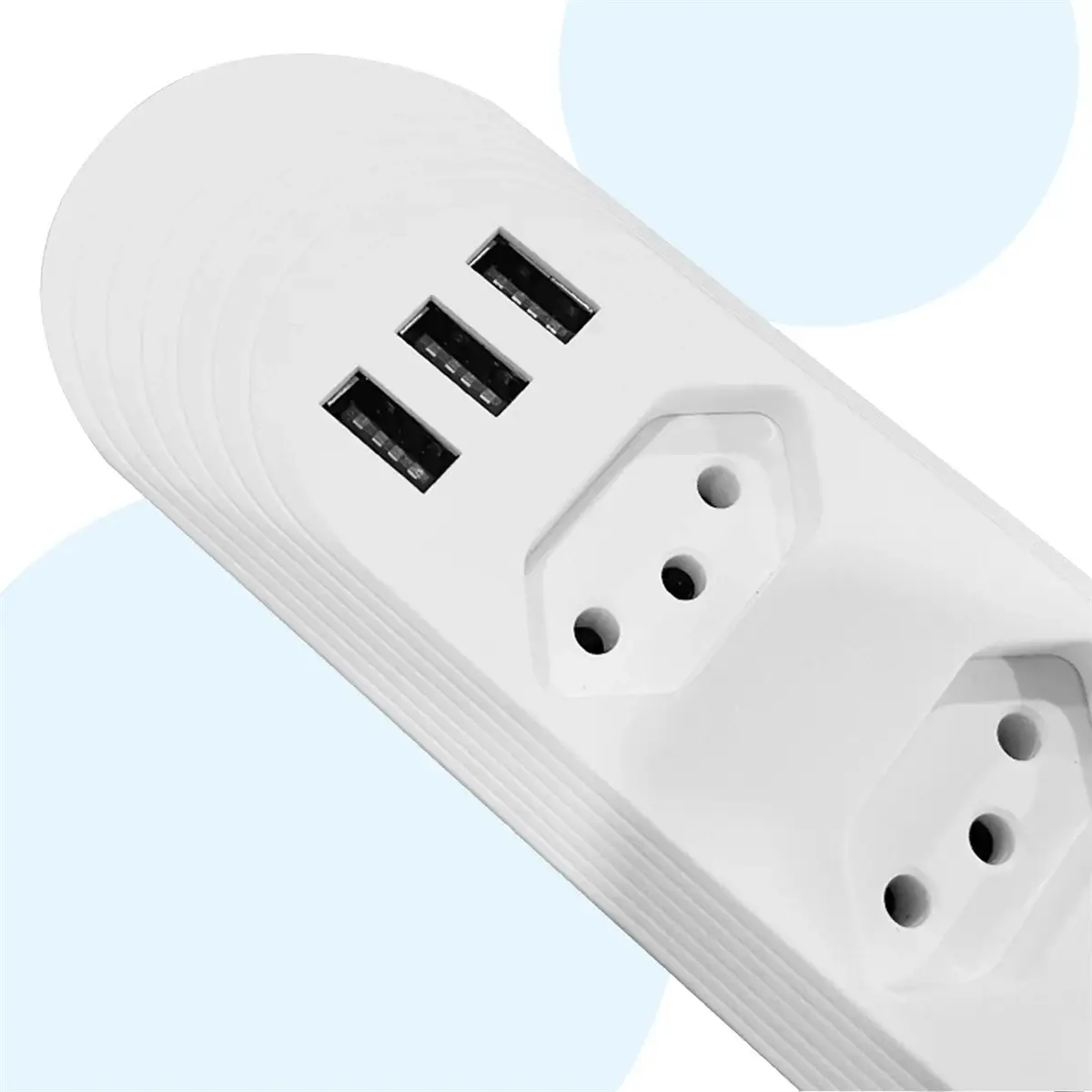 Extensão elétrica instalada em sala de estar com TV e dispositivos conectados.