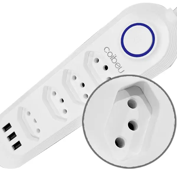 Tomada da extensão elétrica vista de perto, mostrando compatibilidade com plugues padrão brasileiro.