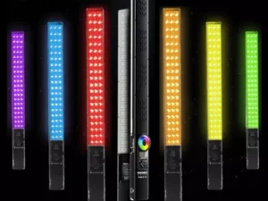 Controle remoto operando a Yongnuo YN360 III à distância com ajustes finos de cor e brilho