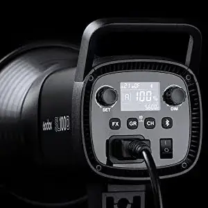 Painel traseiro do Godox SL100D com tela digital e botões de controle de intensidade.