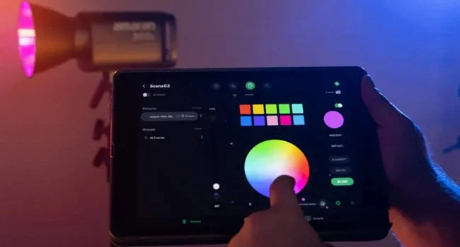 Mão ajustando a cor do LED RGB Amaran