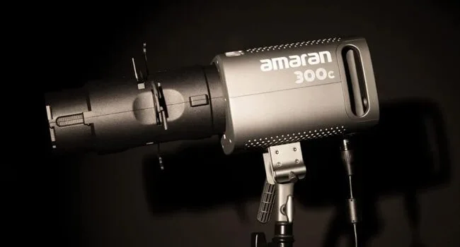 Iluminador LED Amaran 300c visto de lado com fundo preto