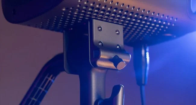 Parte inferior do iluminador LED Amaran com encaixe e estrutura de suporte