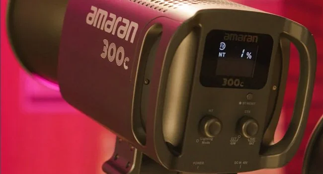 Parte traseira do Amaran 150c ou 300c preto com painéis de controle