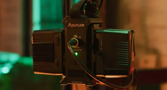 Parte traseira do iluminador LED Amaran exibindo o logo Aputure