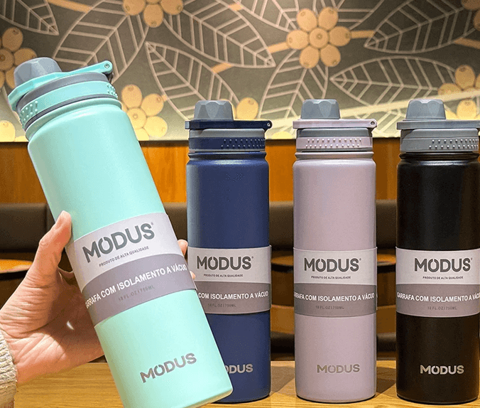 Garrafa térmica esportiva 750ml sendo usada na academia
