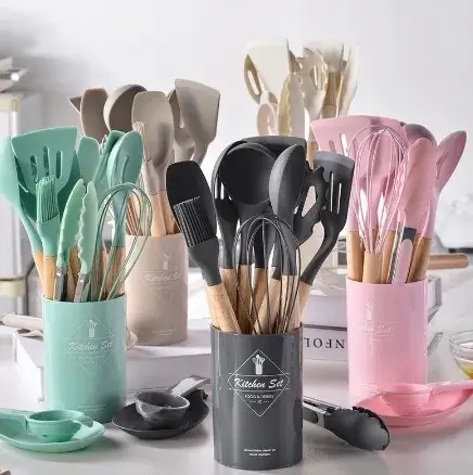 Kit de Utensílios de Cozinha em Silicone com Cabo de Madeira 12 Peças – Todas as Cores Disponíveis: Vermelho, Preto, Roxo, Verde e Rosa – Resistente ao Calor, Antirriscos e Livre de BPA